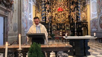 P. Maximilian verkündet das Wort Gottes | © Sr. Katharina Laner